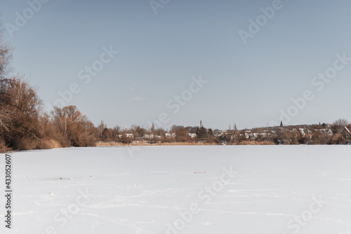  zugefrorener See an einem sonnigen Tag © Alena Vilgelm