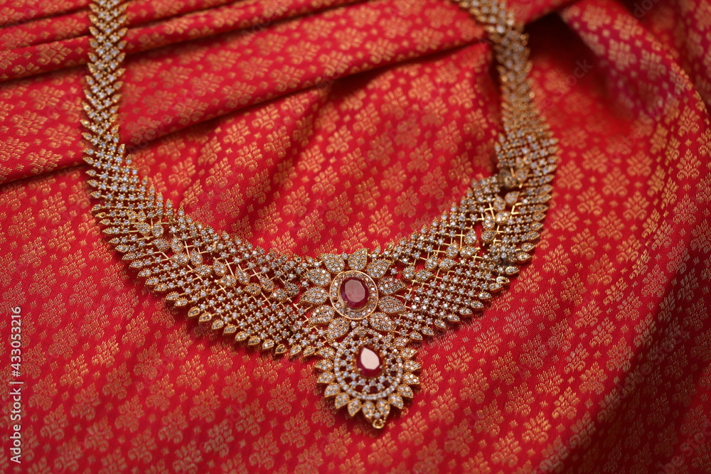 Obraz premium choker on red silk 