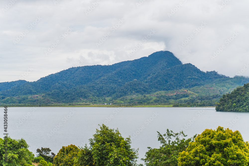Fototapeta premium lake and mountains