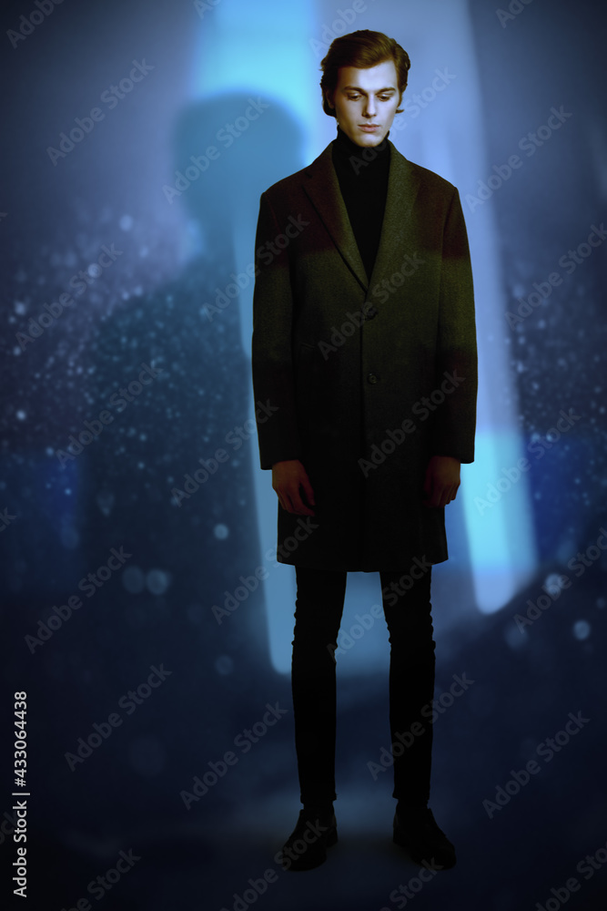 Obraz premium model looks down