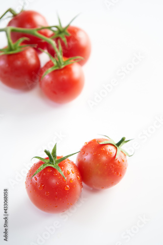 ミニトマトを白背景で © manbo-photo