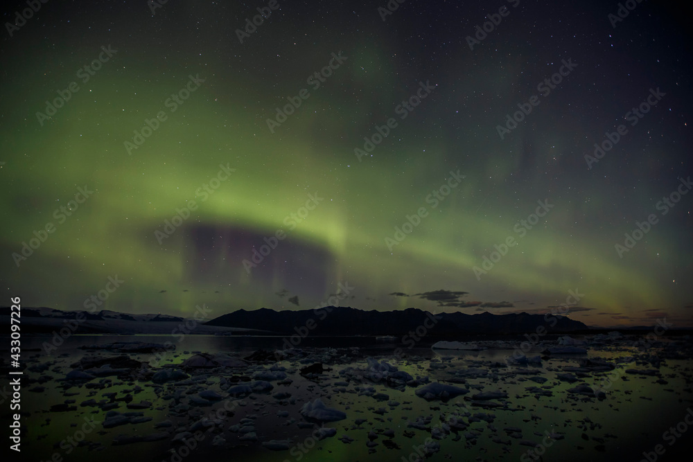 Polarlichter am Himmel nach einem Sonnensturm in Island