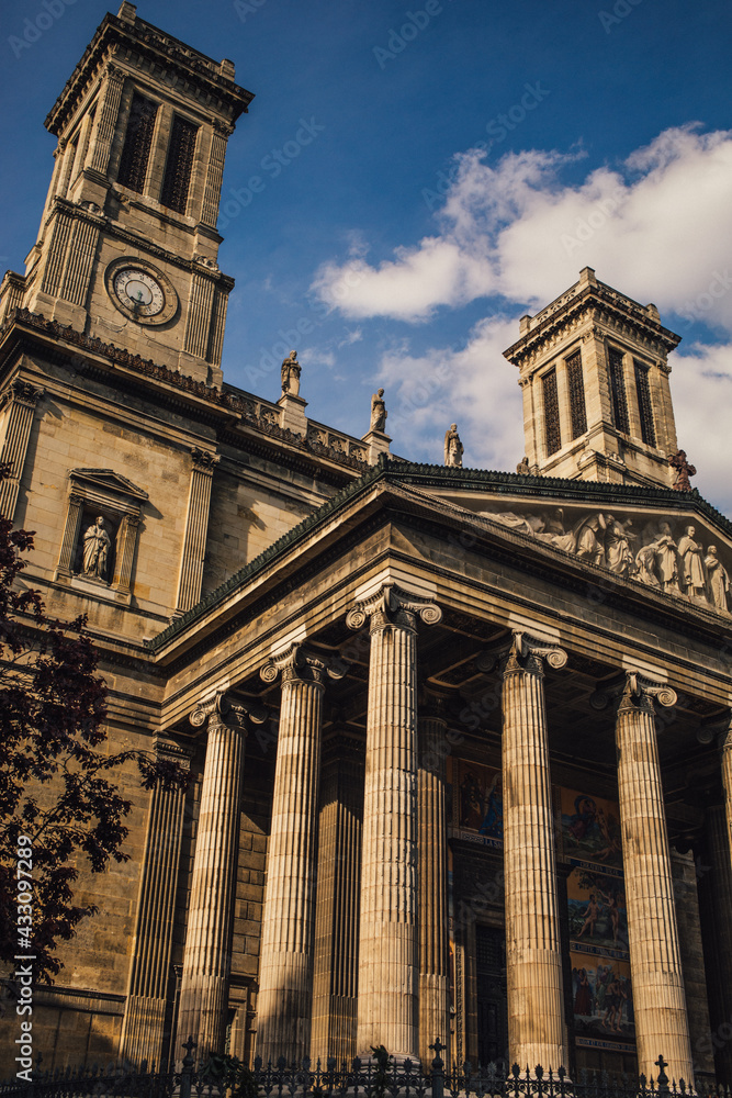 Fototapeta premium sightseeing of the architecture of Paris 