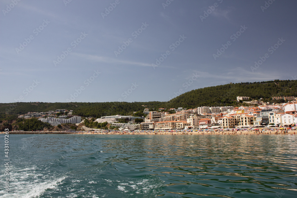 Obraz premium Sesimbra beach and castle