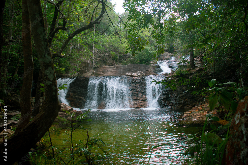 Obraz premium Cachoeira com 3 quedas d'água na serra das andorinhas