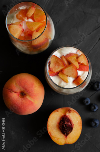 peach ice cream with bisquits