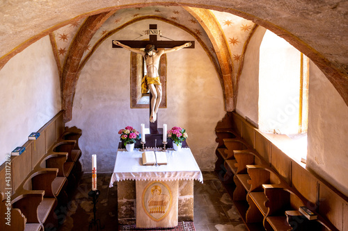 historische Kirche Innenraum mit Christus und Altar photo