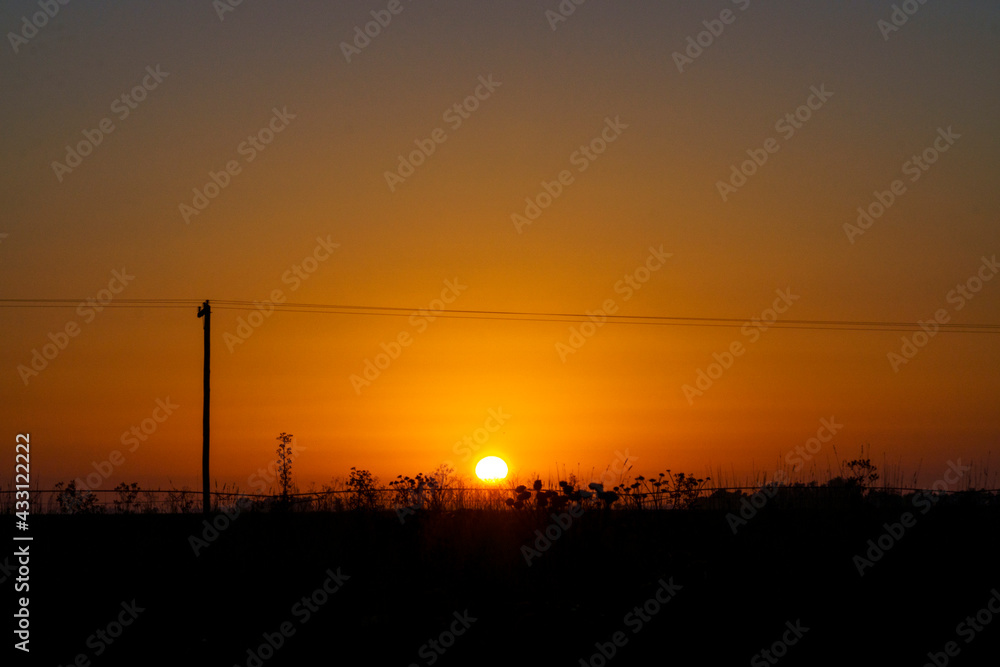 Naklejka premium El amanecer sobre los campos en la zona rural