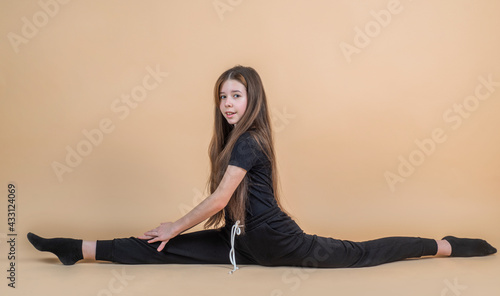 Fotografie flexible teen girl sit in split