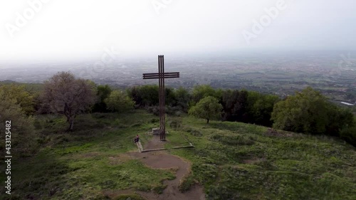 veduta del crocifisso che si trova sulla sommità del monte Tuscolo, che si affaccia su Roma photo