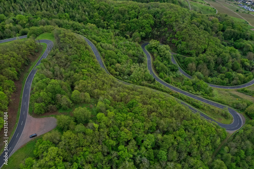 Serpentine - kurvenreiche Straße - Kurven im grünen Wald - Straßenschäden - Unfallschwerpunkt - Luftaufnahme © Imagecreator