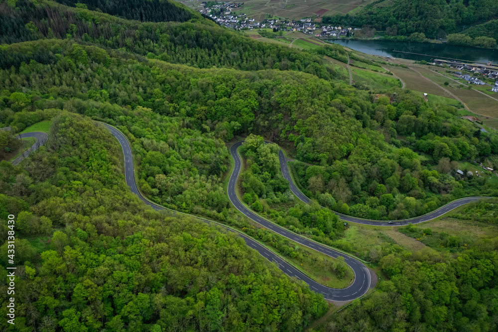Serpentine - kurvenreiche Straße - Kurven im grünen Wald - Straßenschäden - Unfallschwerpunkt - Luftaufnahme Serpentine - kurvenreiche Straße - Kurven im grünen Wald - Straßenschäden - Unfallschwerpunkt - Luftaufnahme