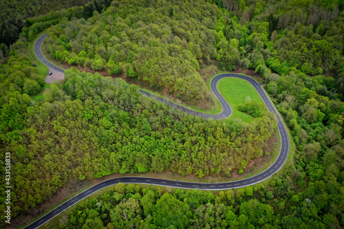 Serpentine - kurvenreiche Straße - Kurven im grünen Wald - Straßenschäden - Unfallschwerpunkt - Luftaufnahme