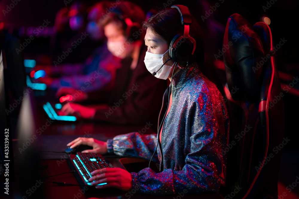 The tournament in the conditions of covid-19 is held in medical masks, gamers play at computers, the team leader is a chinese girl