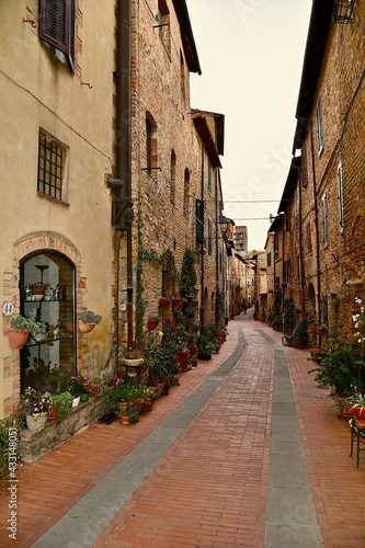Fototapeta Naklejka Na Ścianę i Meble -  Quiet Street in Casole d'Elsa in Tuscany