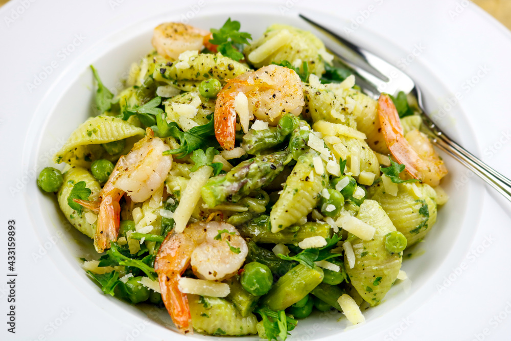 Creamy Avocado Pasta with Shrimp, Asparagus, and Peas Creamy Avocado Pasta with Shrimp, Asparagus, and Peas