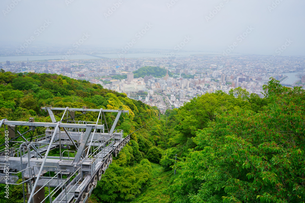 Fototapeta premium 新緑の眉山公園から望む徳島県徳島市街並み