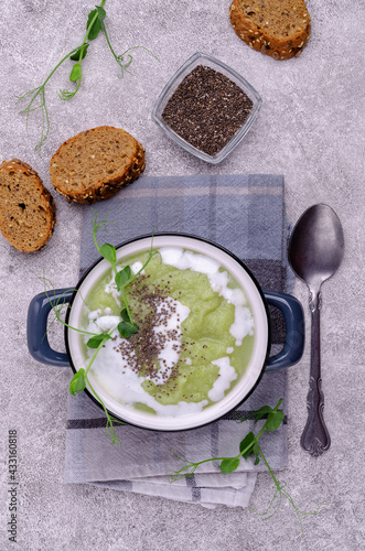 Thick cream soup of green vegetables