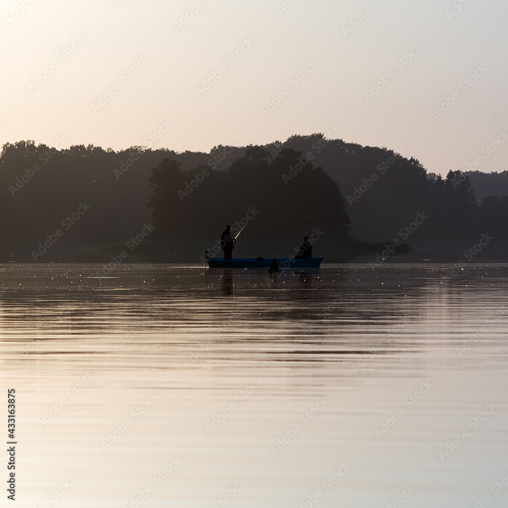 Naklejka premium Krajobraz konturówka pejzaż łódka zarysy sylwetek dwóch wędkarzy łowiących ryby na jeziorze