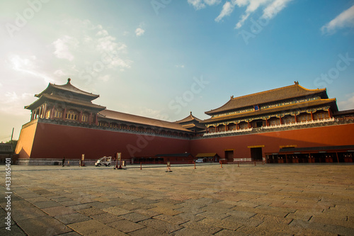 Fotografia The Tiananmen Square, a city square in the centre of Beijing, China, named after the Tiananmen located to its north, separating it from the forbidden city