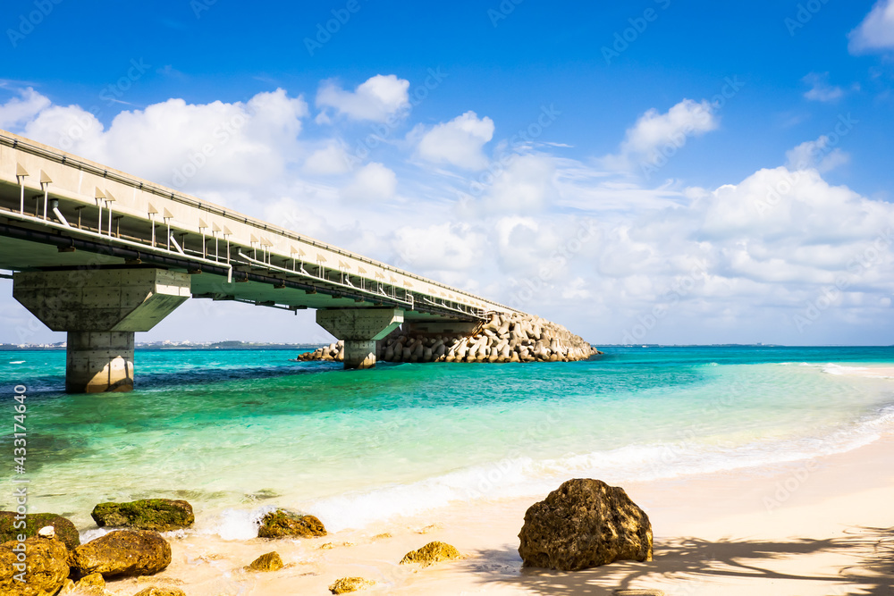沖縄　宮古島と伊良部島を結ぶ伊良部大橋は青い空と青い海が視線いっぱいに広がる