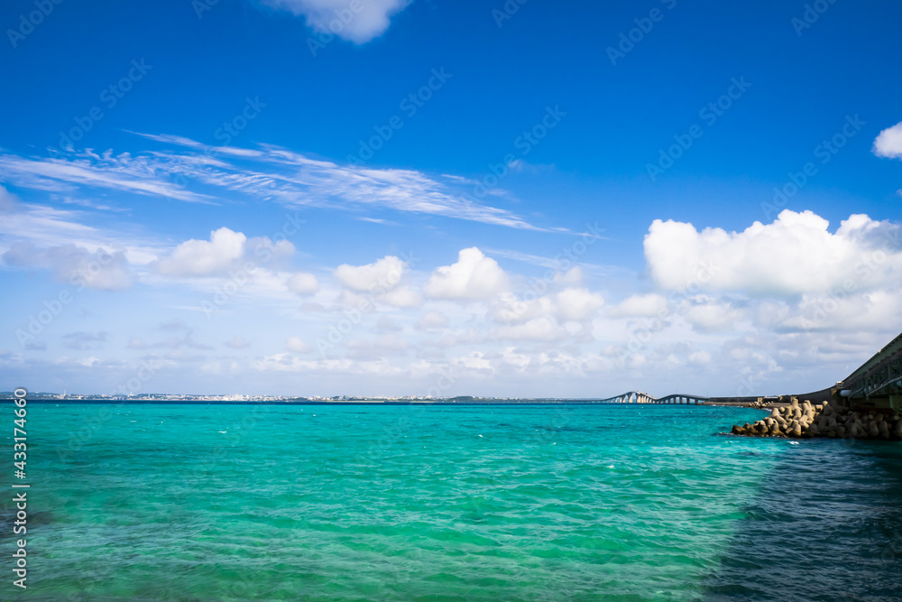 沖縄　宮古島と伊良部島を結ぶ伊良部大橋は青い空と青い海が視線いっぱいに広がる