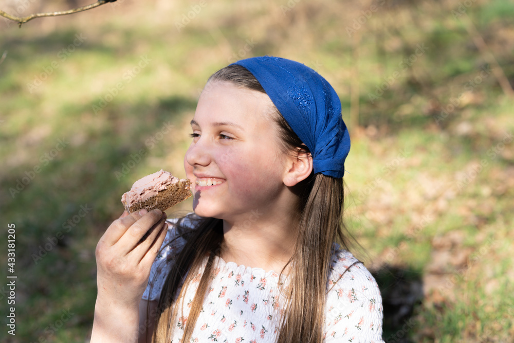 Porträt eines jungen, hübschen, nachdenklich, frechen Mädchens. Der Frühling schickt den Winter nach Hause! Lebensfreude, Glück, Gesundheit, Freiheit sind Motivation in der grünen, blühenden Natur. Porträt eines jungen, hübschen, nachdenklich, frechen Mädchens. Der Frühling schickt den Winter nach Hause! Lebensfreude, Glück, Gesundheit, Freiheit sind Motivation in der grünen, blühenden Natur.