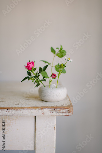 Blütenstengel in einer Vase im japanischen Ikebana Stil 