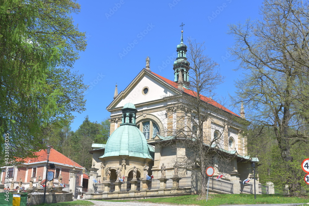 Parafia kościoła OO. Bernardynów, Grób Matki Bożej w Brodach, miejsce pielgrzymek wiernych,