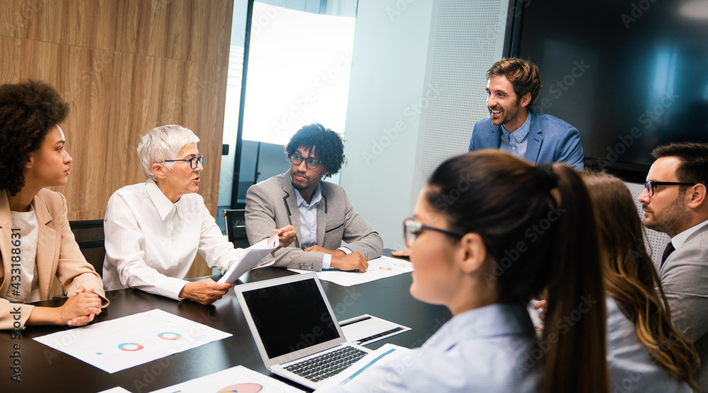 Obraz premium Collaboration and analysis by business people working in office