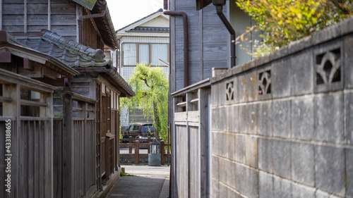 日本の田舎の路地裏の風景。日本家屋。