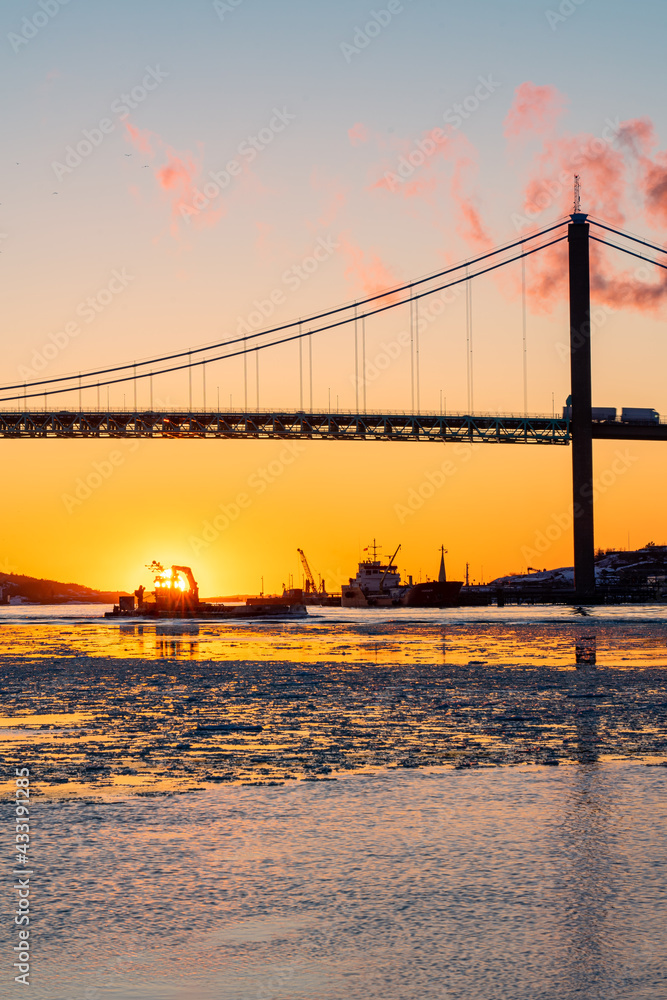 Fototapeta premium Bridge and boat at sunset