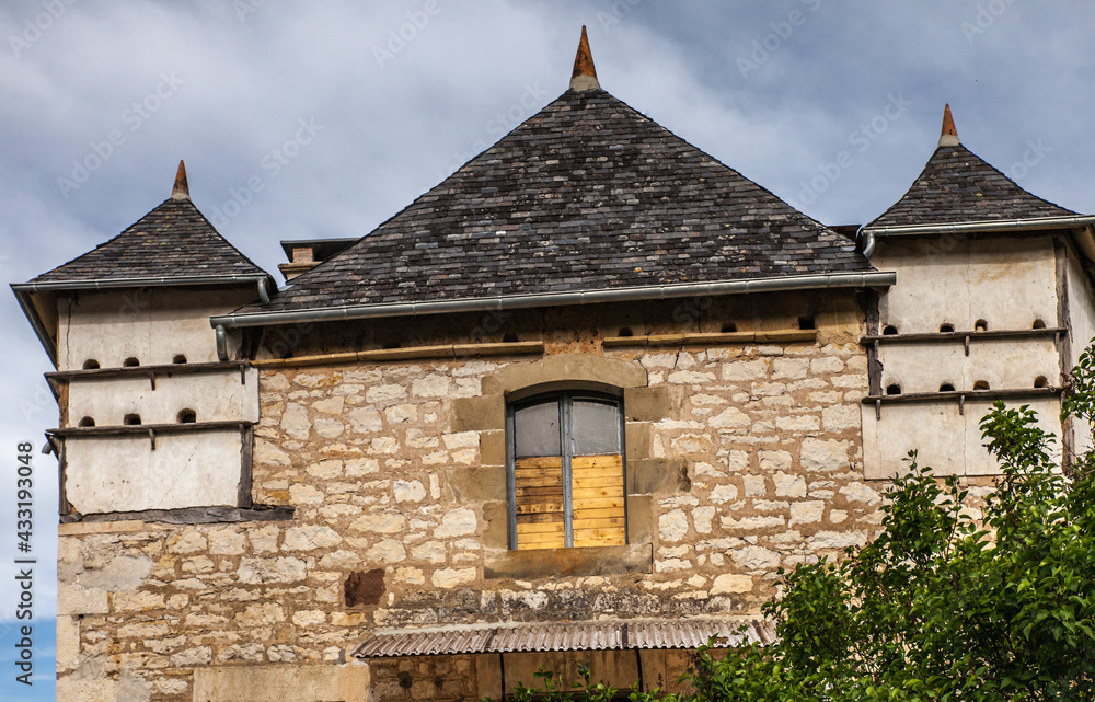 Chasteaux (Corrèze, France) - Le Soulier - Maison pittoresque avec ses pigeonniers
