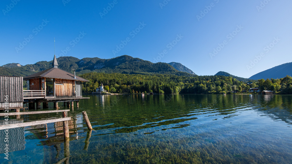 Kristallklares Wasser im Sommer am Grundlsee, Steiermark, Österreich im Ausseerland, Salzkammergut- im Hintergrund zu sehen die Villa Castiglioni