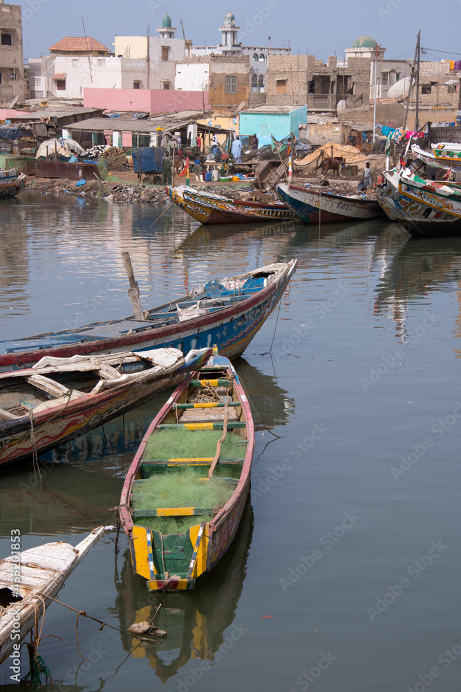 Barcas de pesca en el estuario de San Luis en Senegal