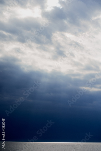 Contraste d'un rayon de lumière sur la mer avant l'orage © S.VICHI