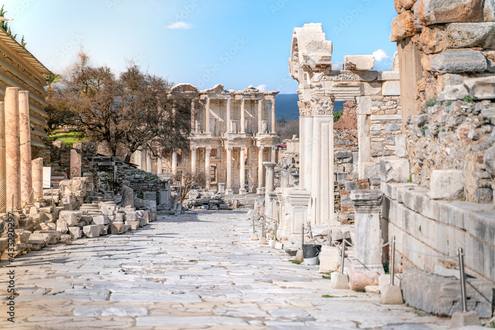 Obraz premium Celsus Library in Ephesus in Selcuk (Izmir), Turkey. Marble statue is Sophia, Goddess of Wisdom, at the Celcus Library at Ephesus, Turkey. The ruins of the ancient antique city.