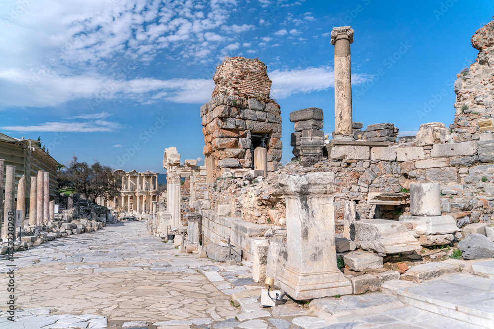 Fototapeta premium Celsus Library in Ephesus in Selcuk (Izmir), Turkey. Marble statue is Sophia, Goddess of Wisdom, at the Celcus Library at Ephesus, Turkey. The ruins of the ancient antique city.