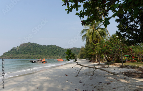 Fototapeta Naklejka Na Ścianę i Meble -  Boats moored near the beach of the paradise coconut island
