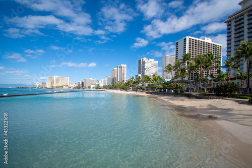 Waikiki empty beach © Guy