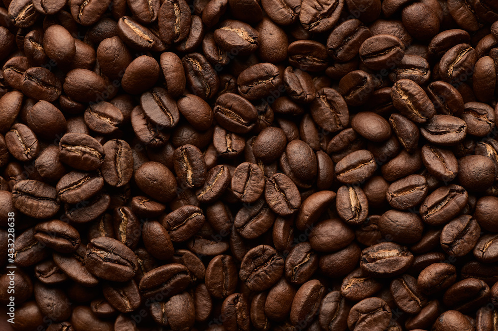 Naklejka premium Roasted coffee beans background. Close up top view.