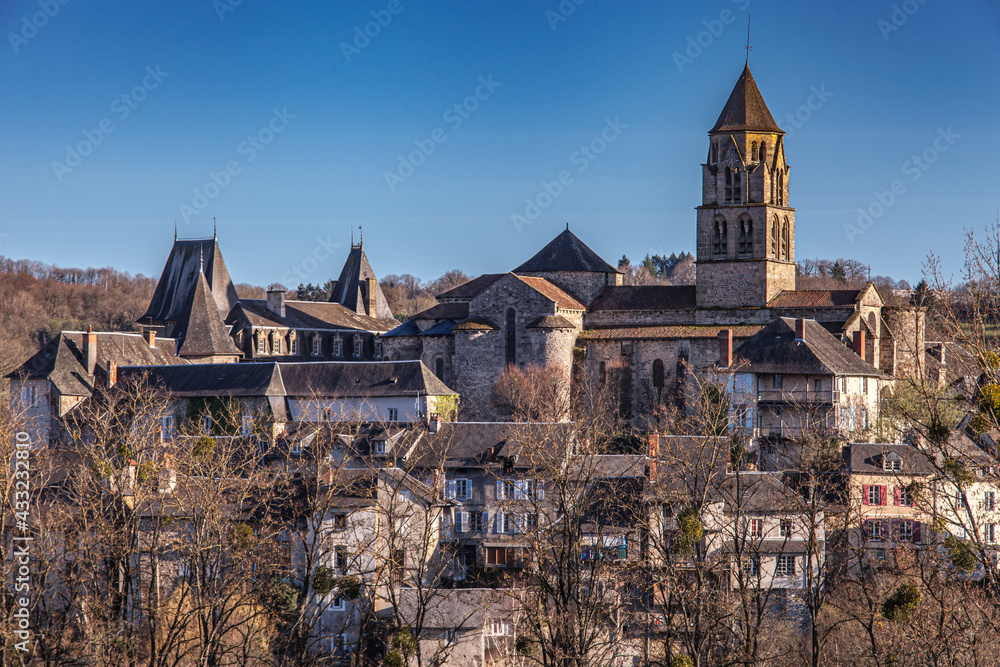 Uzerche (Corrèze, France) - Vue générale de la cité médiévale et de l'église abbatiale Saint Pierre