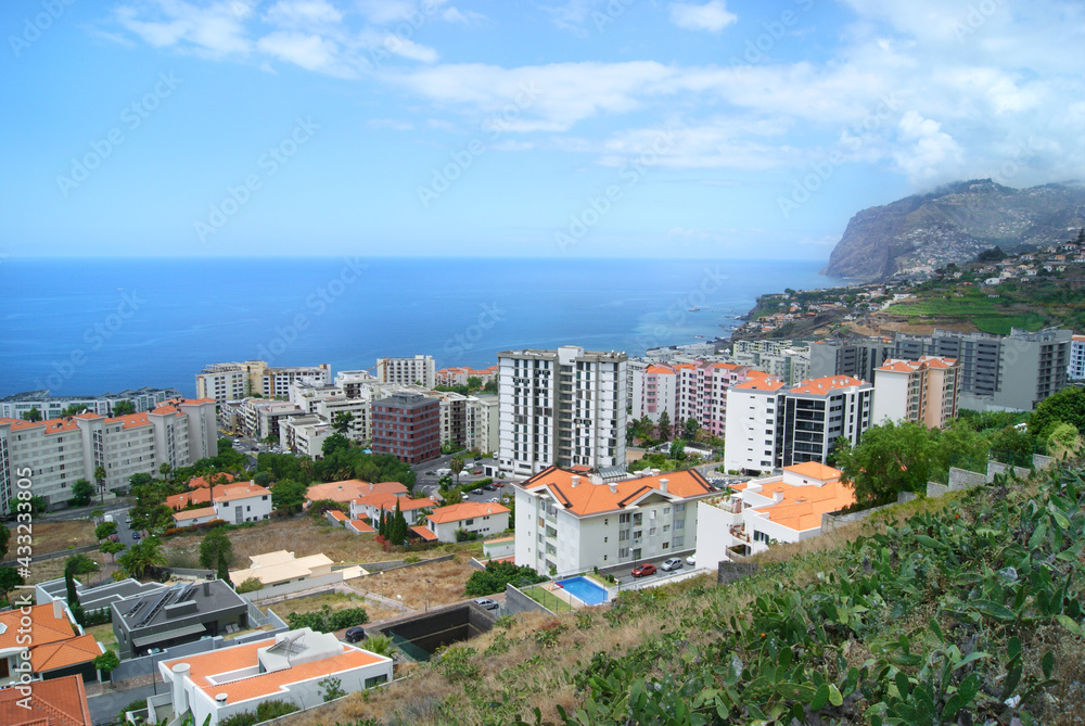Obraz premium funchal residential area facing atlantic ocean, travel resort zone with buildings, houses and apartments