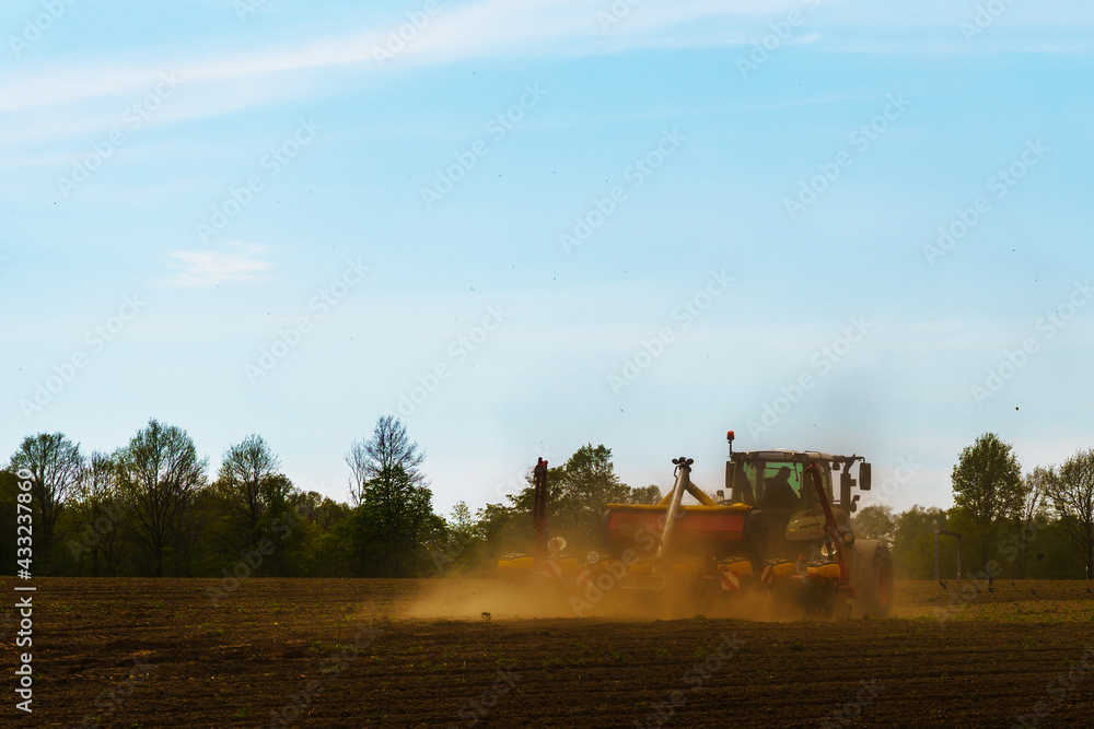 Fototapeta premium Landwirtschaft: Bauer auf dem Feld