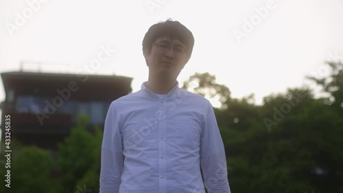 【手話】（男性）「フォーユー」