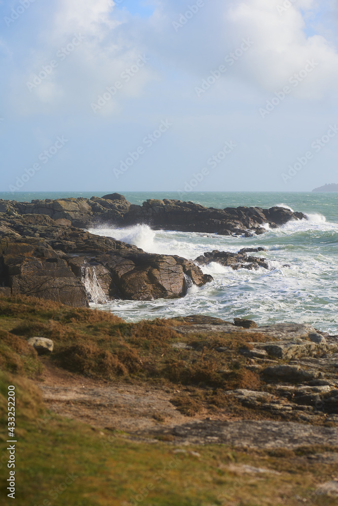 paysage de mer agitée sur la côte atlantique de la Bretagne pendant les grandes marées paysage de mer agitée sur la côte atlantique de la Bretagne pendant les grandes marées