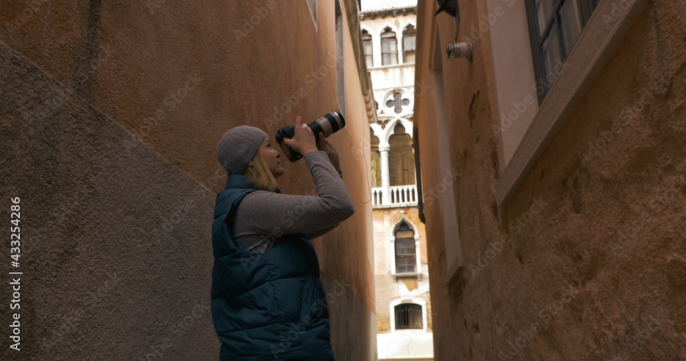 Fototapeta premium Woman trying to find a place for good shot