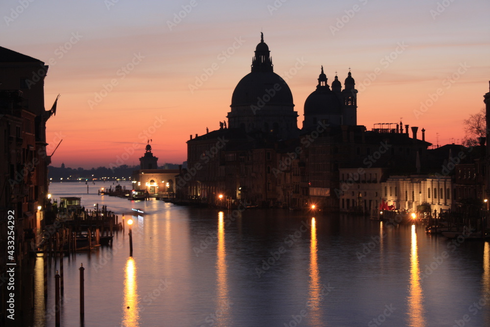 Basilica della Madonna della Salute all'alba - Venezia