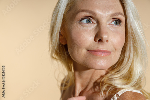 Fotografía Close up portrait of adorable caucasian mature blonde woman with natural makeup