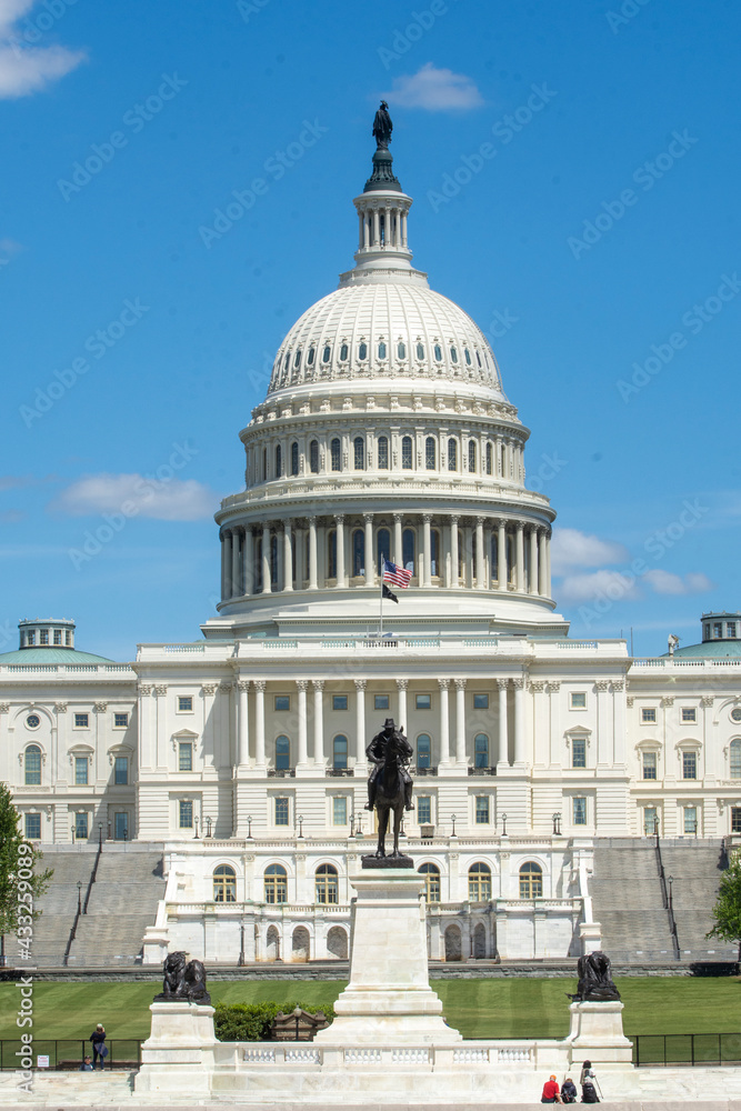 Obraz premium U.S. Capitol dome, seen from the National Mall in Washington, DC. Equestrian statue of U.S. Grant is in foreground.